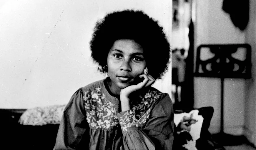 Έφυγε η φεμινίστρια και συγγραφέας Bell Hooks